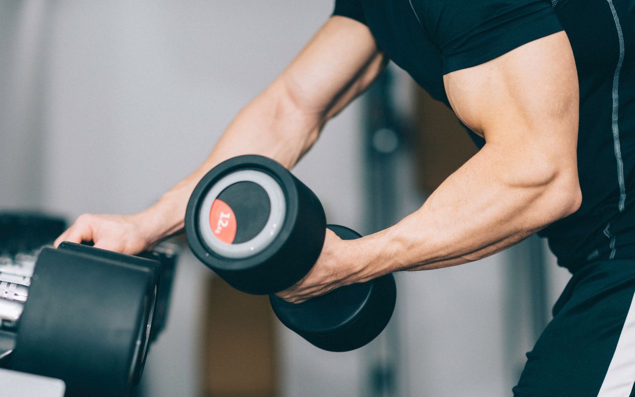 Esercizi Bicipiti con Manubri: strategie per massimizzare la crescita muscolare