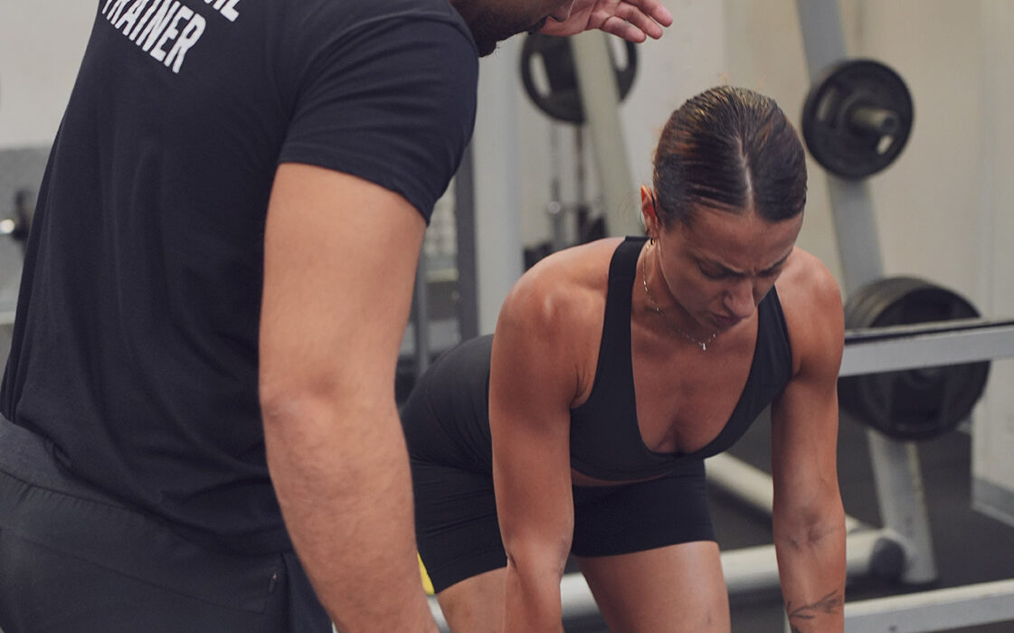 Esercizi personalizzati in sala pesi con trainer per obiettivi specifici di tonificazione e forza